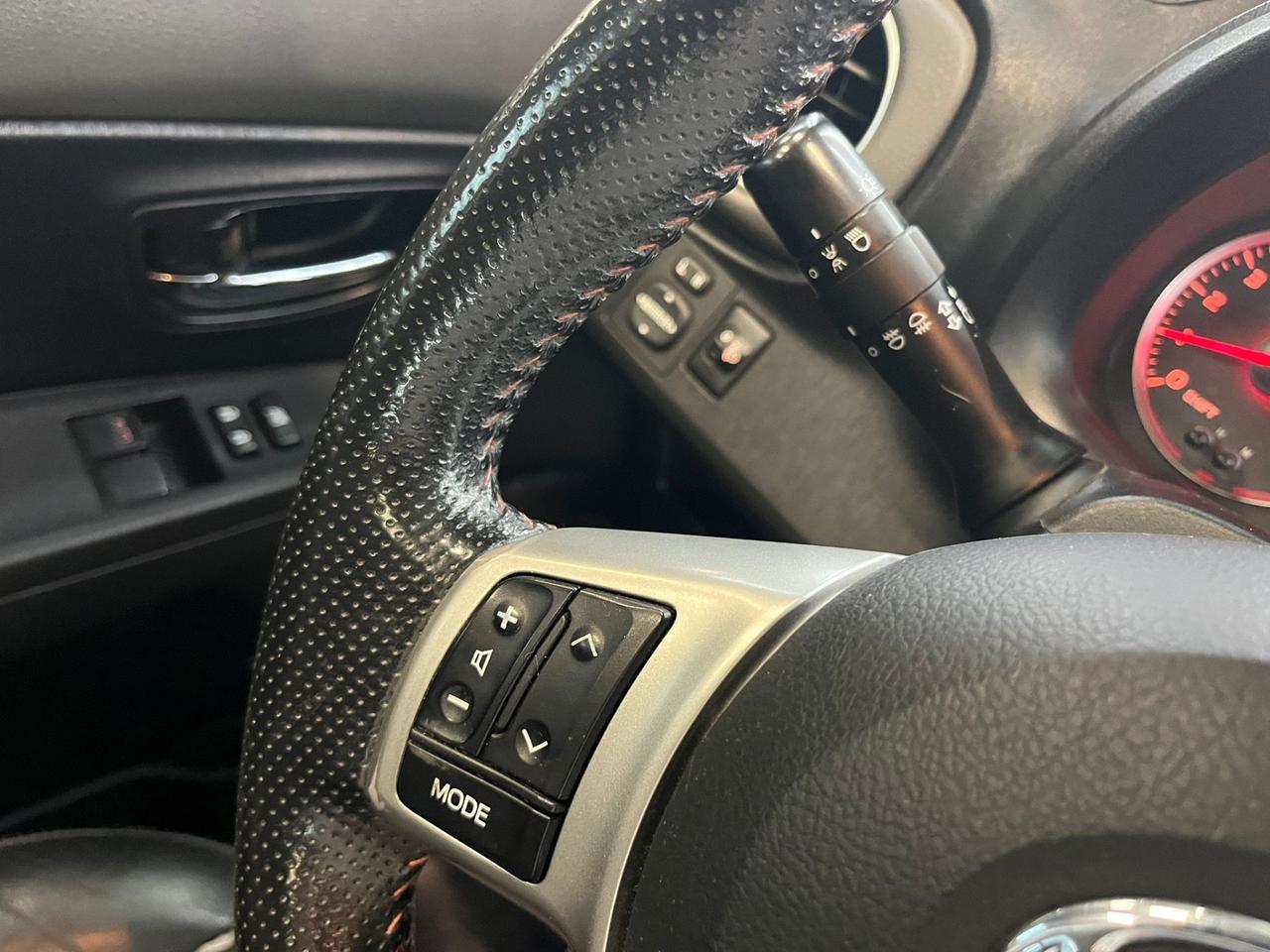 Toyota Yaris 1.4 D-4D 5 porte Lounge TETTO OK NEOPATENTATI