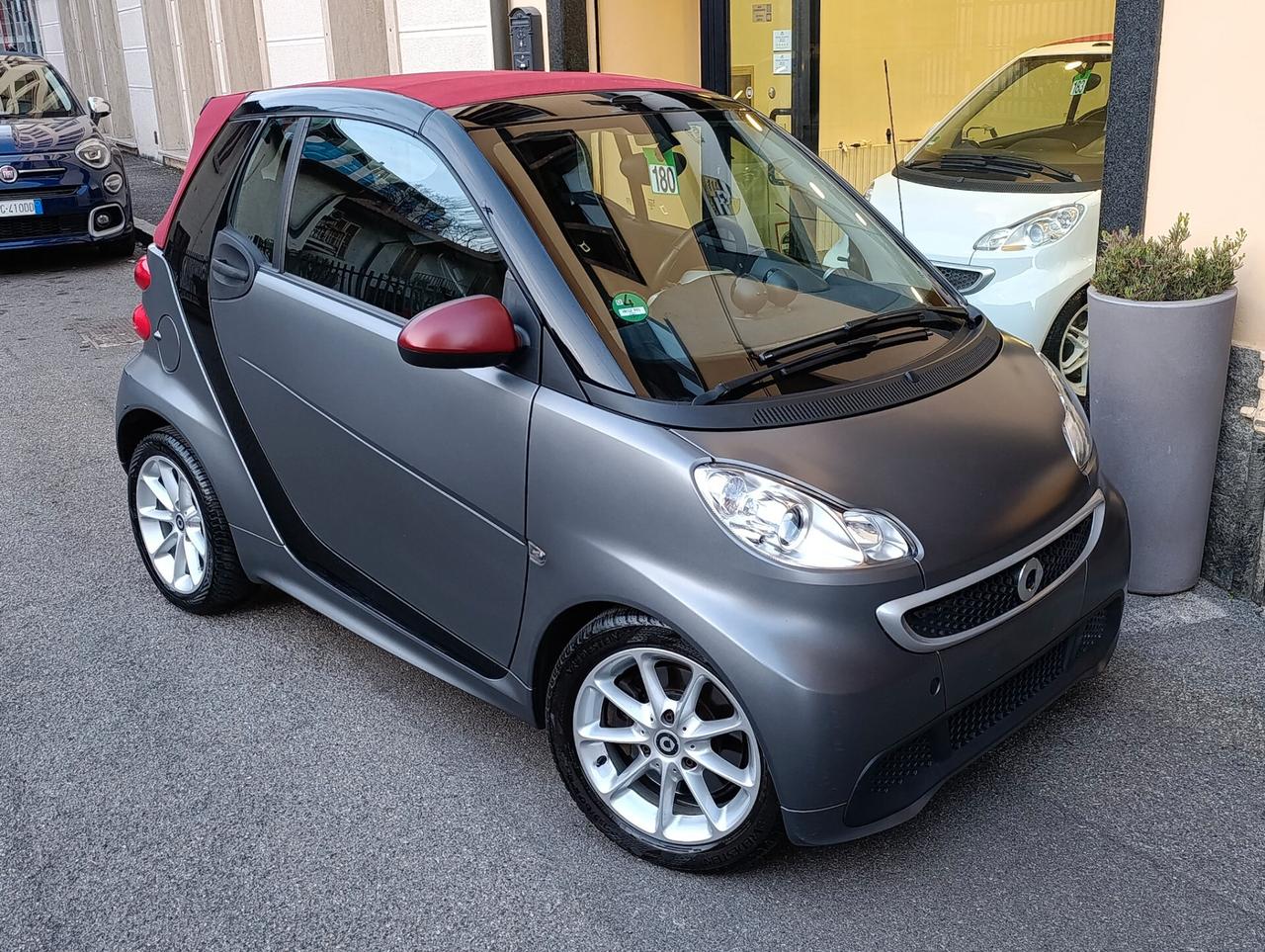 Smart ForTwo 1.0 71cv MHD cabrio passion Grey Opaco capote rossa