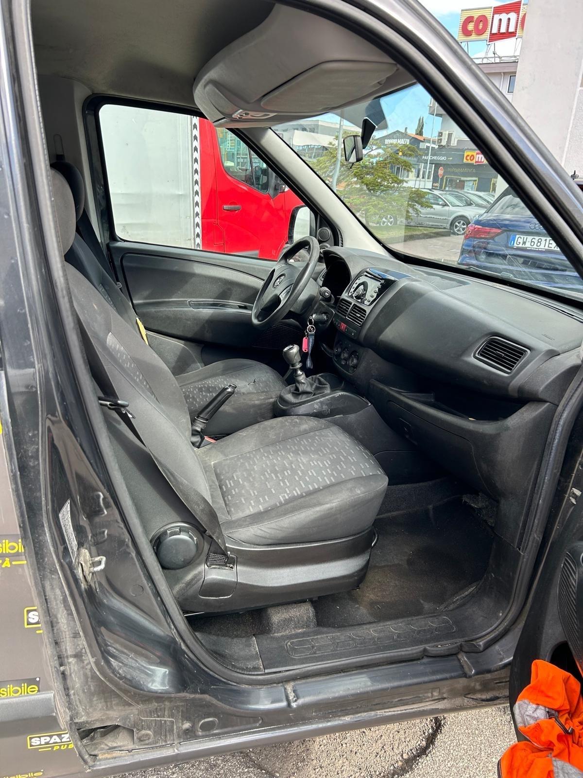 Fiat doblo autocarro 5 posti