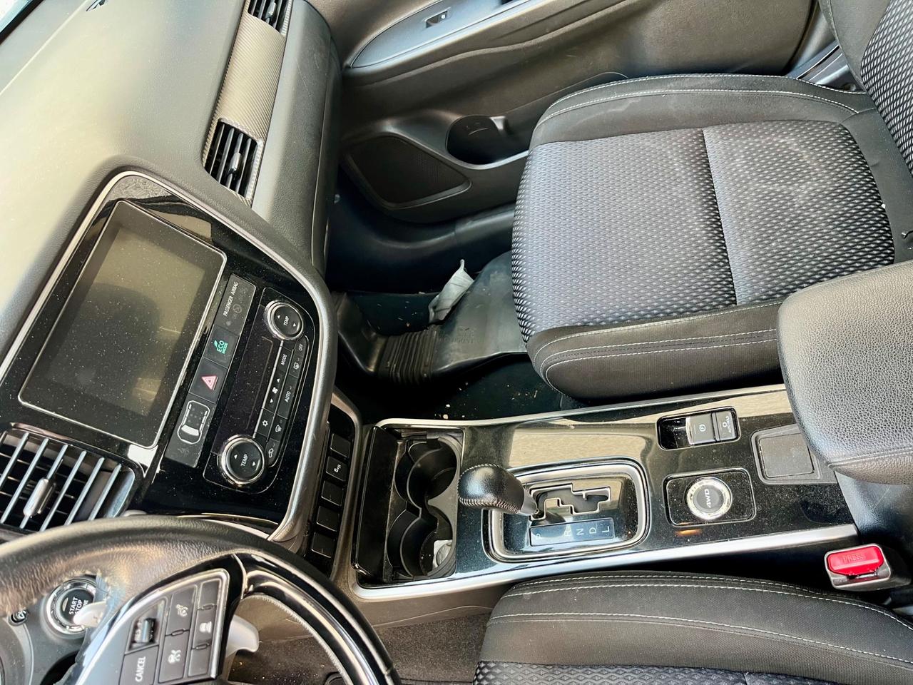 Mitsubishi Outlander 2.2 DI-D 4WD Instyle Plus SDA 7 posti