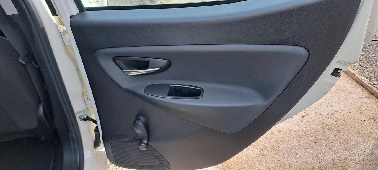 Lancia Ypsilon 0.9 TwinAir 85 CV 5 porte Metano Ecochic Silver