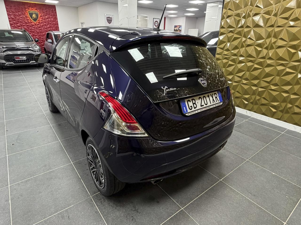 Lancia Ypsilon 1.0 FireFly 5 porte S&S Hybrid Ecochic Silver