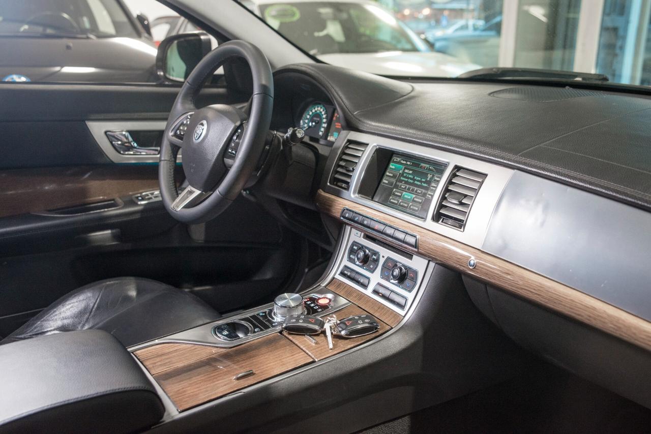JAGUAR XF 2,2 D LUXURY 190CV PELLE TOTALE NAVIGATORE CERCHI CAMBIO AUTOMATICO