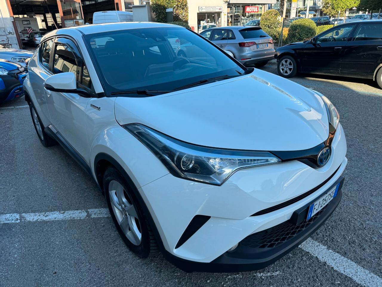 Toyota C-HR 1.8 Hybrid E-CVT Active,RETROCAM,17,DRL,CRUISE,CLIMA