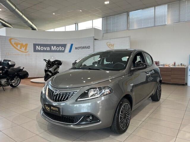 Lancia Ypsilon 1.0 firefly hybrid Silver