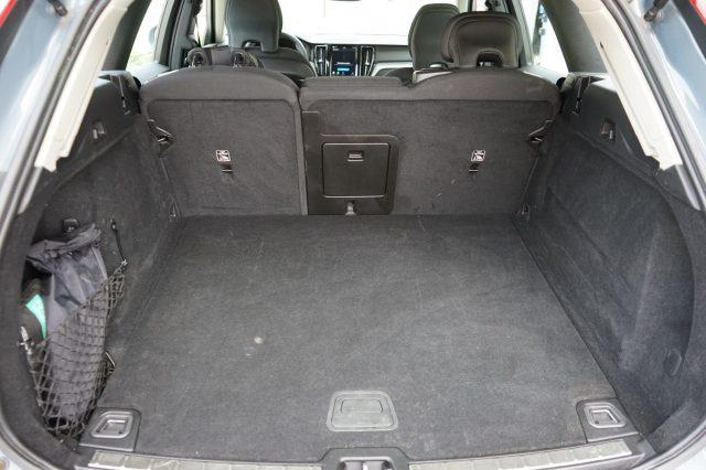 VOLVO XC60 B4 (d) automatico Momentum AWD UFFICIALE