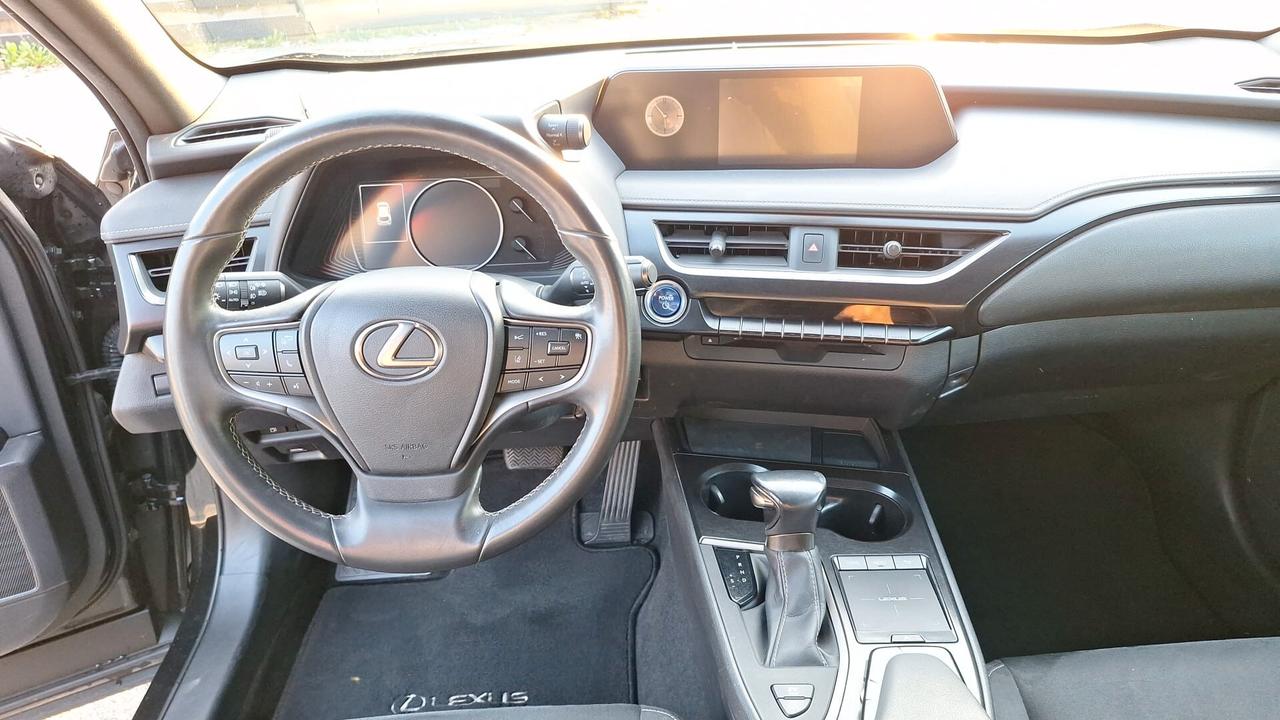 Lexus UX 250h Hybrid Business SOLI KM 43000 !!!!