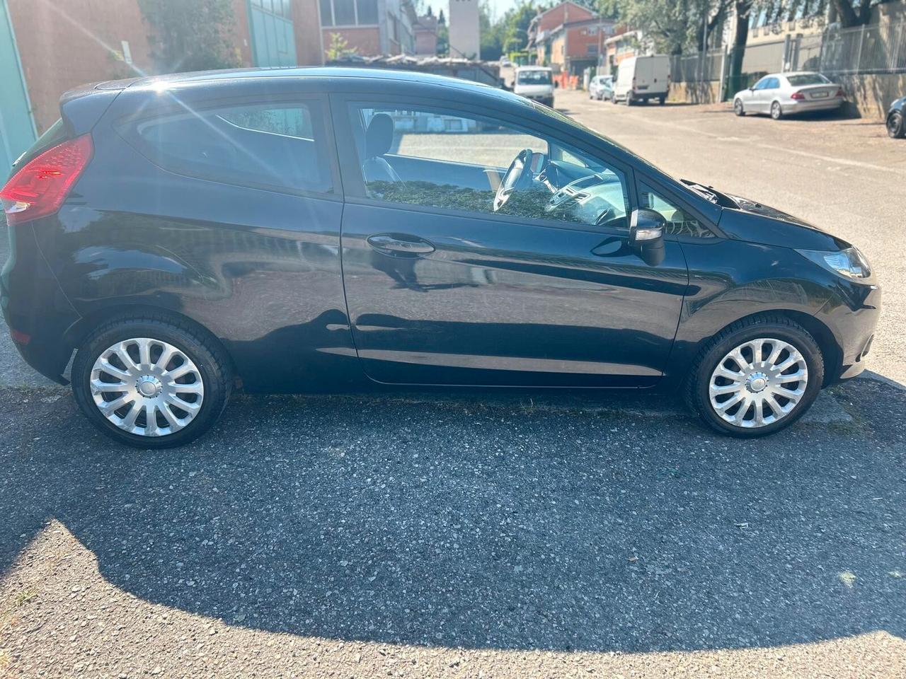 Ford Fiesta+ 1.4 TDCi 68CV 3 porte NEOPATENTATI