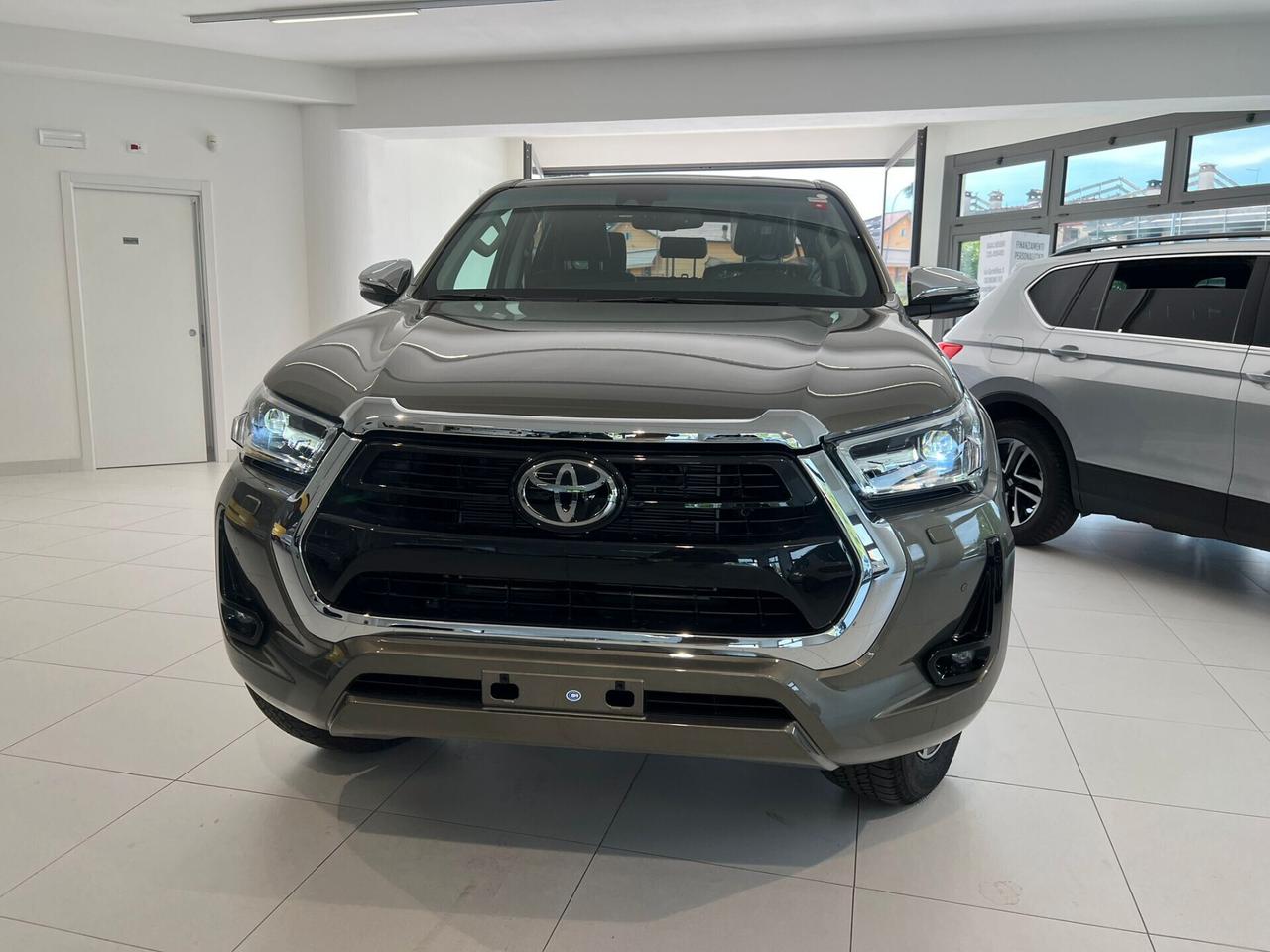 Toyota Hilux 2.8 D-4D A/T 4WD 48V 4 porte Double Cab Executive