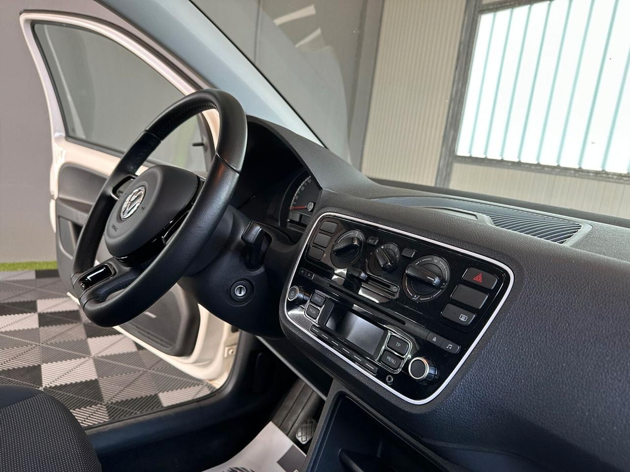 Volkswagen up! 1.0 5p. R-line