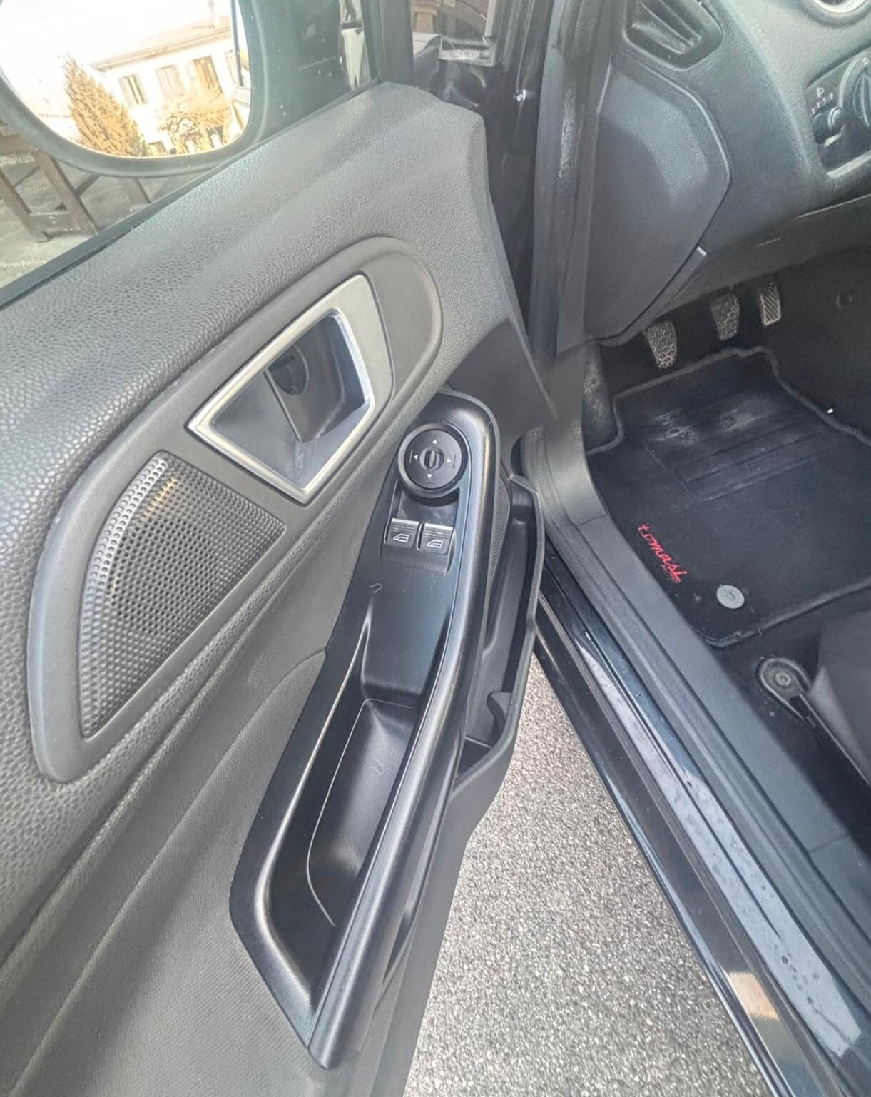 Ford Fiesta 1.2 60CV 5 porte Black & White Edition