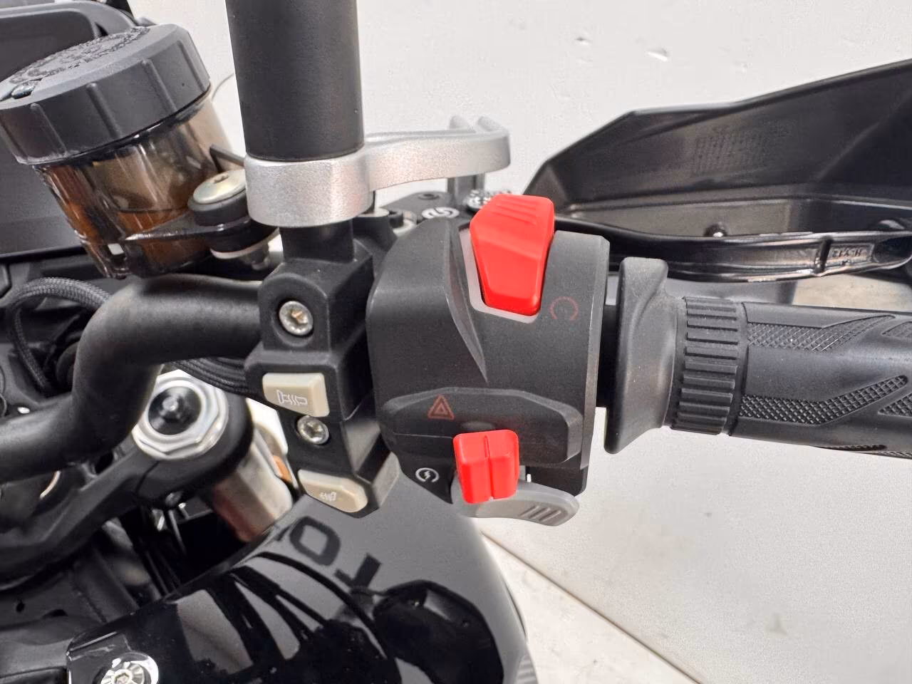 Qj Motor SRT 700 SX TRIS DI VALIGIE IN OMAGGIO