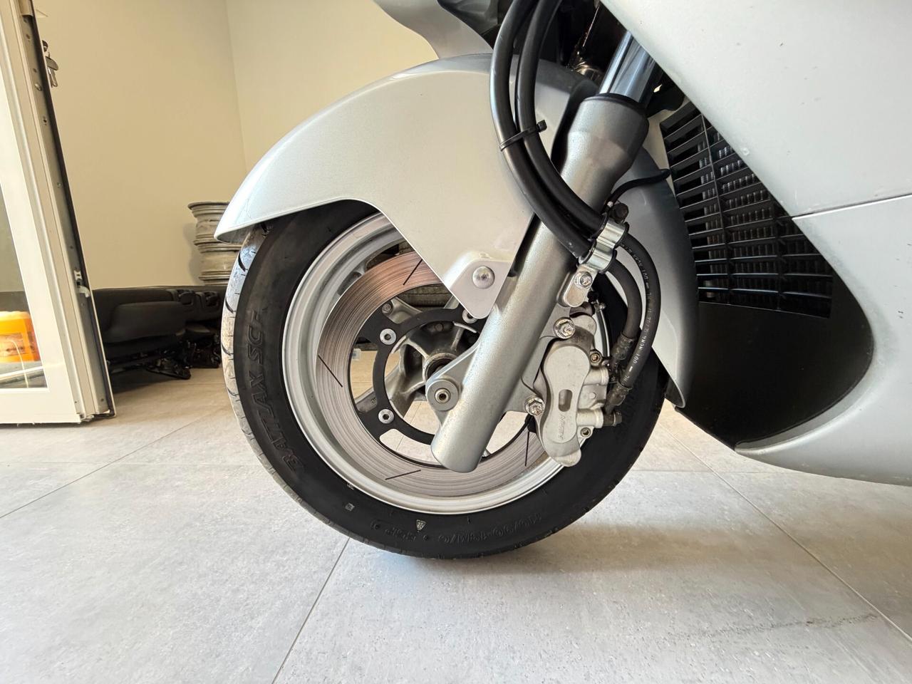 Suzuki Burgman 400 33.571 km bauletto pneumatici nuovi tagliando fatto