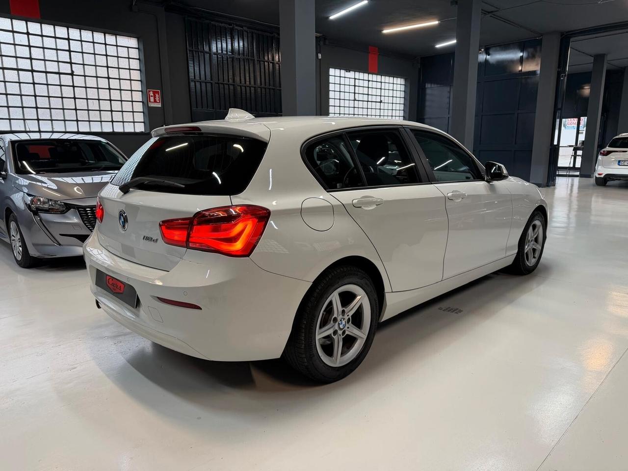 BMW Serie 1 F/20-21 2015 118d Urban 5p auto