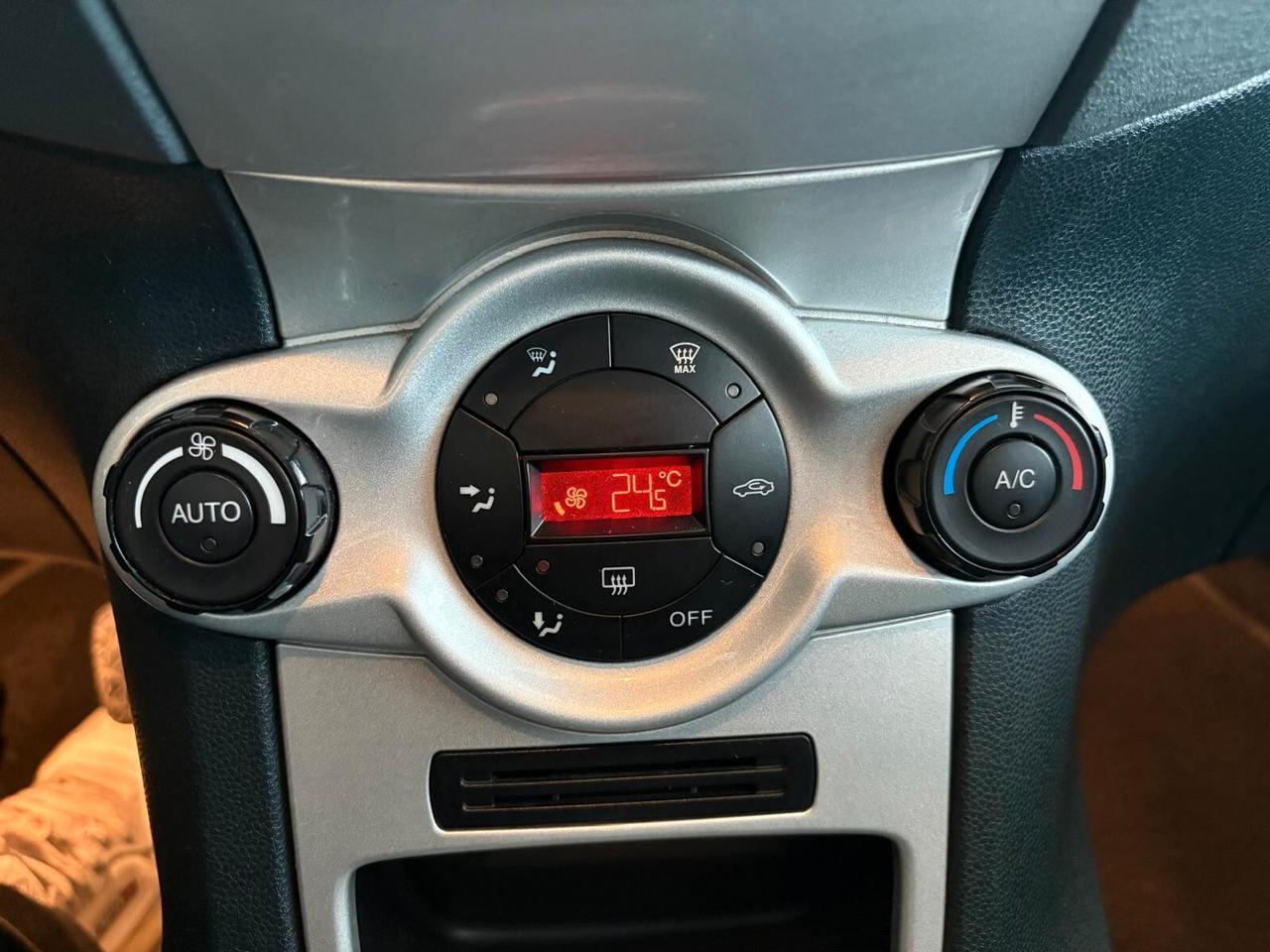 FORD FIESTA TITANIUM 1.4 5P. BENZINA/GPL