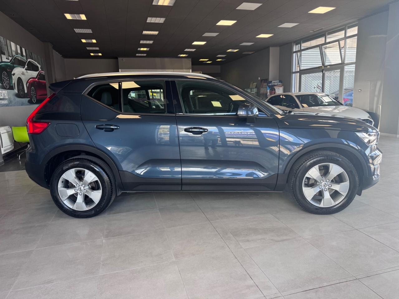 VOLVO XC40 D3 R DESIGN MOMENTUM MY2020