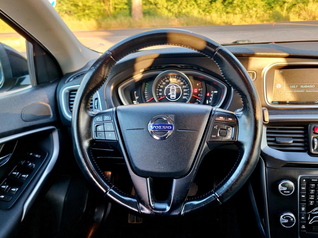 Volvo V40 D2 Geartronic R-design Momentum N1 2015-E6 NEO