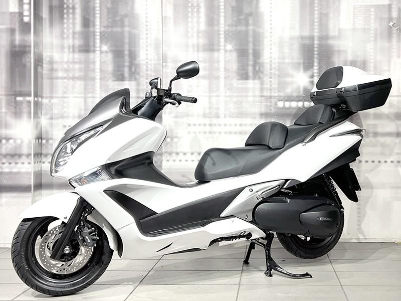 Honda SW-T 400 con bauletto