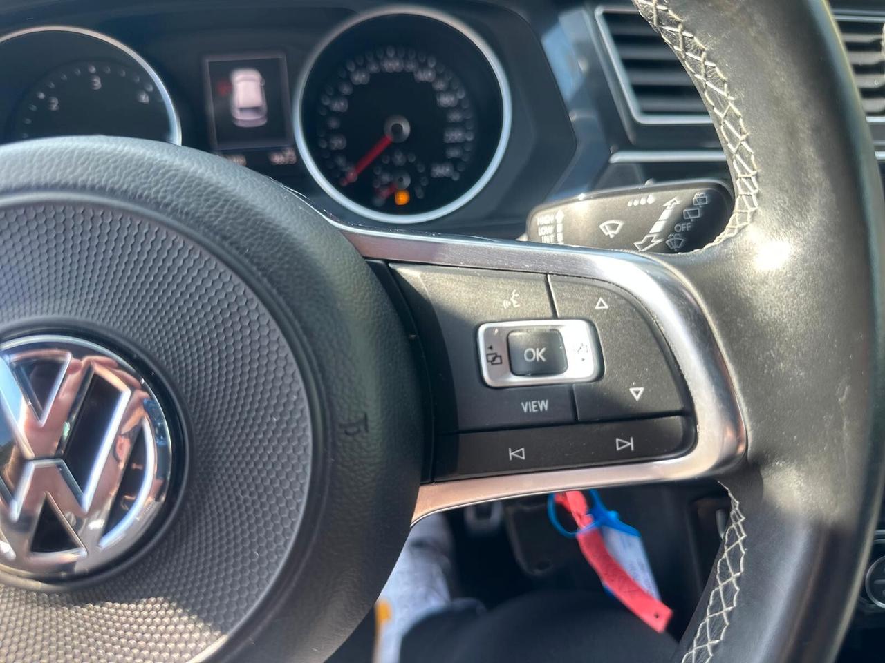Volkswagen Tiguan 2.0 TDI SCR Sport R-Line interno ed esterno cambio manuale