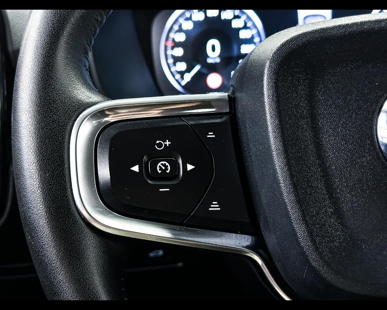 VOLVO XC40 (2017-->) - XC40 D3 AWD Geartronic Momentum