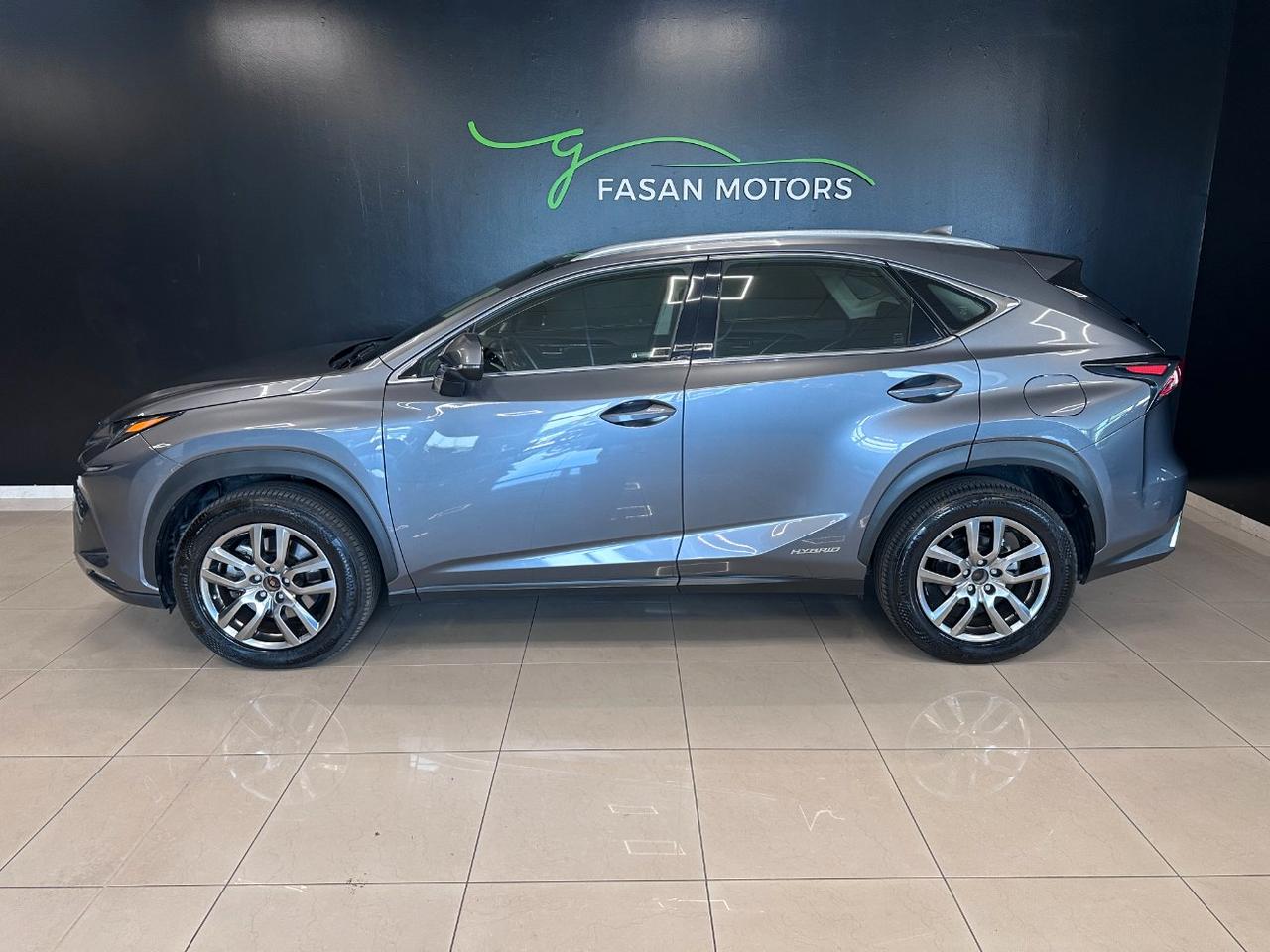 Lexus NX 300h 2.5 Business 2wd cvt