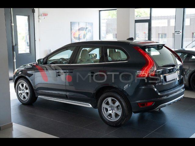 VOLVO XC60 2.4 d3 Momentum AWD 163 CV Geartronic