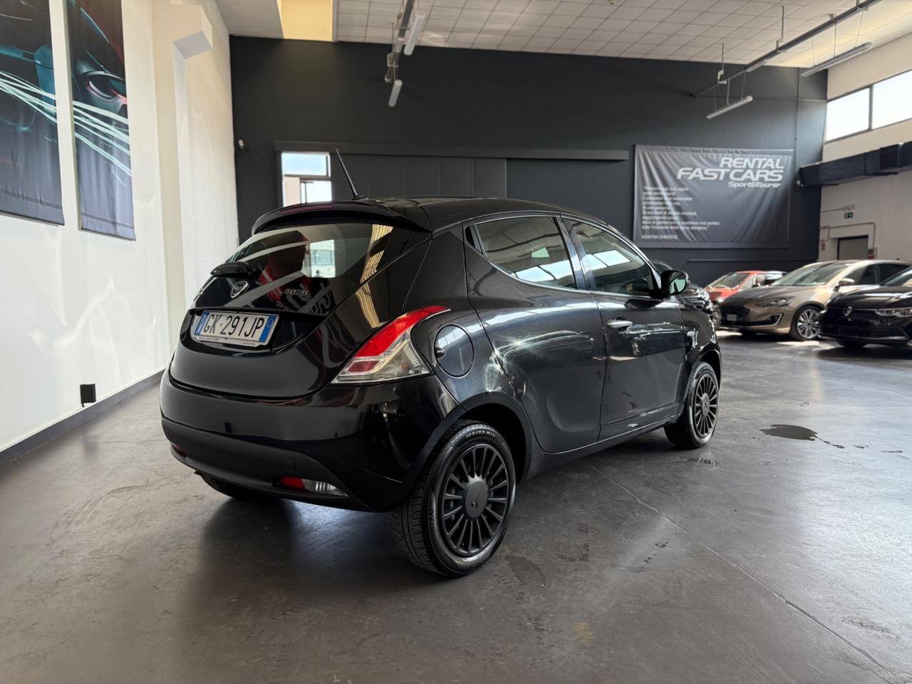 Lancia Ypsilon 1.0 FireFly 5 porte S&S Hybrid Silver