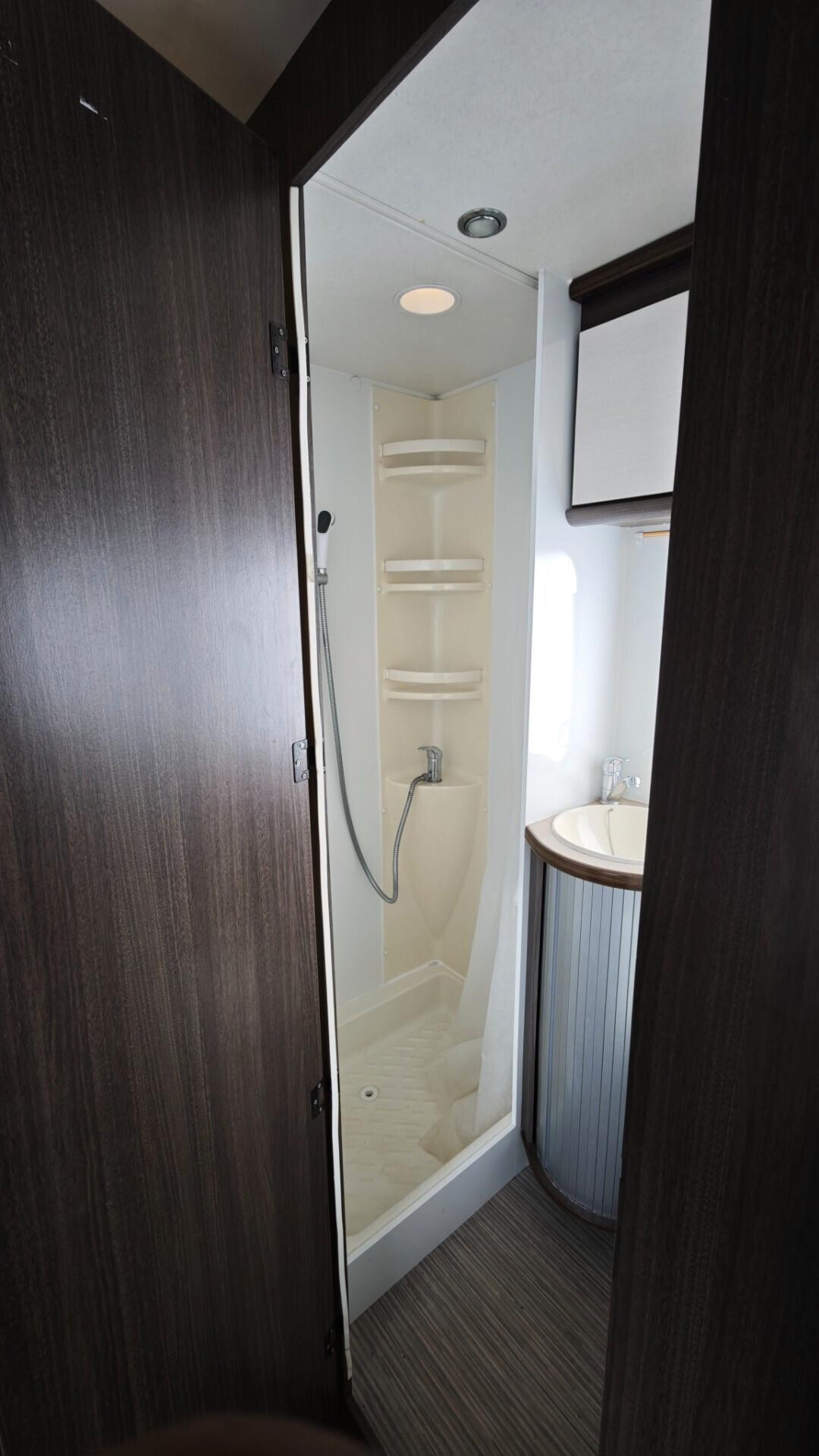 Noleggio Rimor 6 posti viaggio e letto con garage Katamarano mansardato full optional