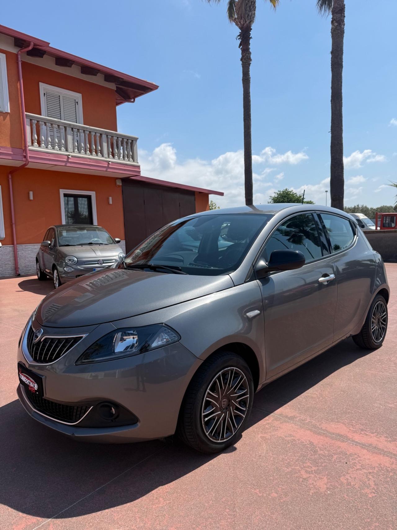 Lancia Ypsilon 1.0 Hybrid 69cv