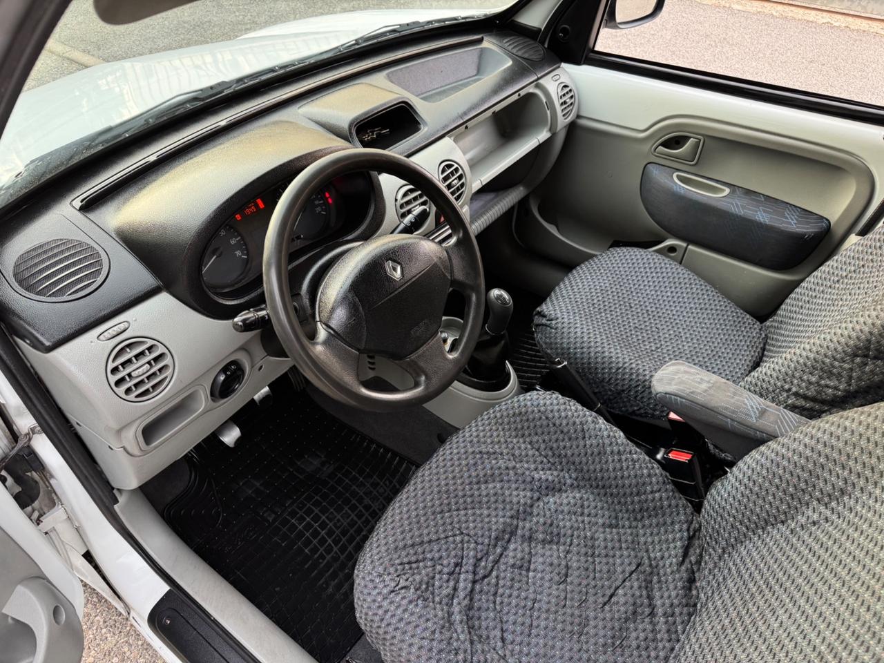 Renault Kangoo con GANCIO TRAINO