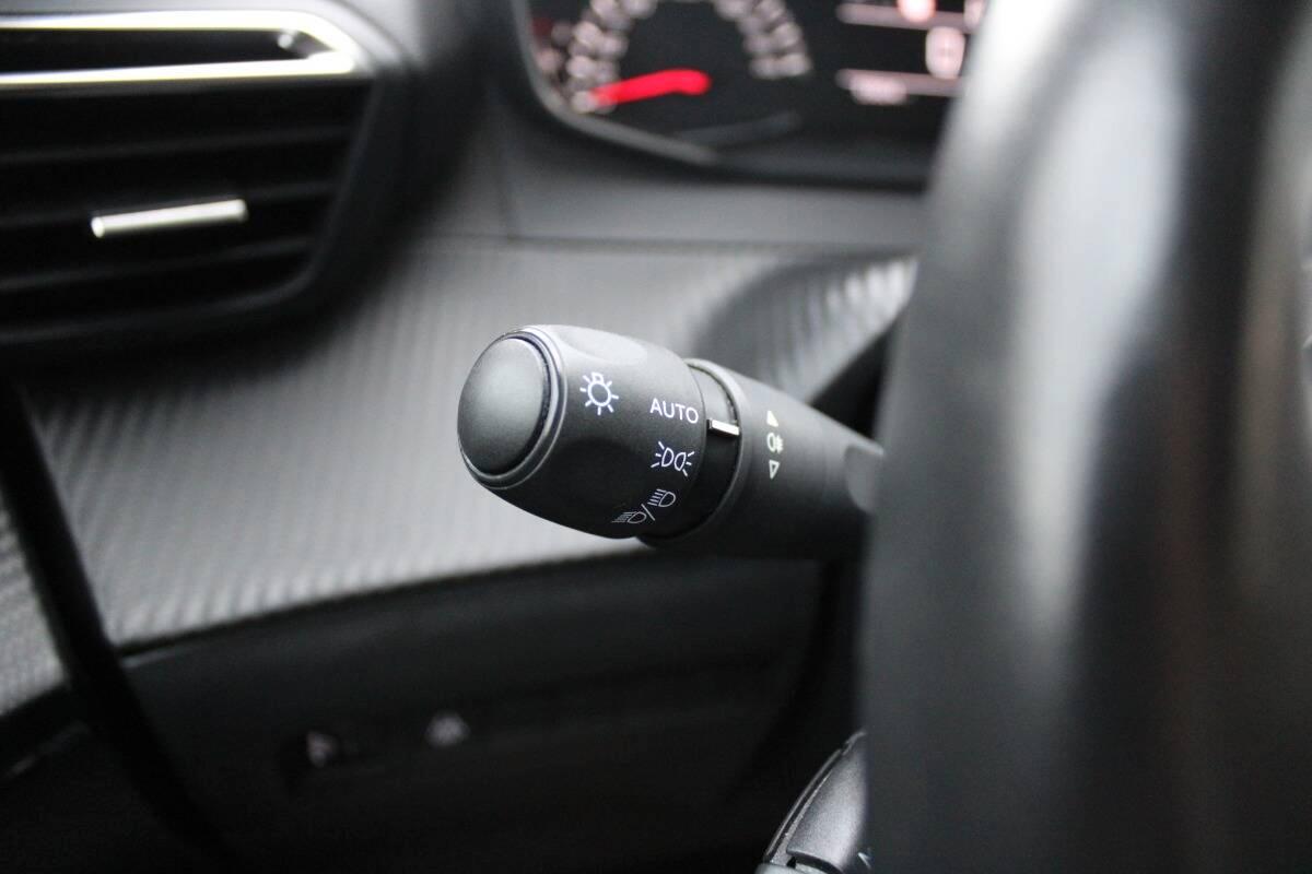 Peugeot 208 1.2 puretech Allure s&s 100cv eat8 Con CARPLAY