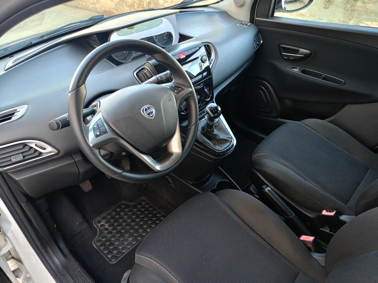 Lancia Ypsilon 1.200 5 porte S Momodesign