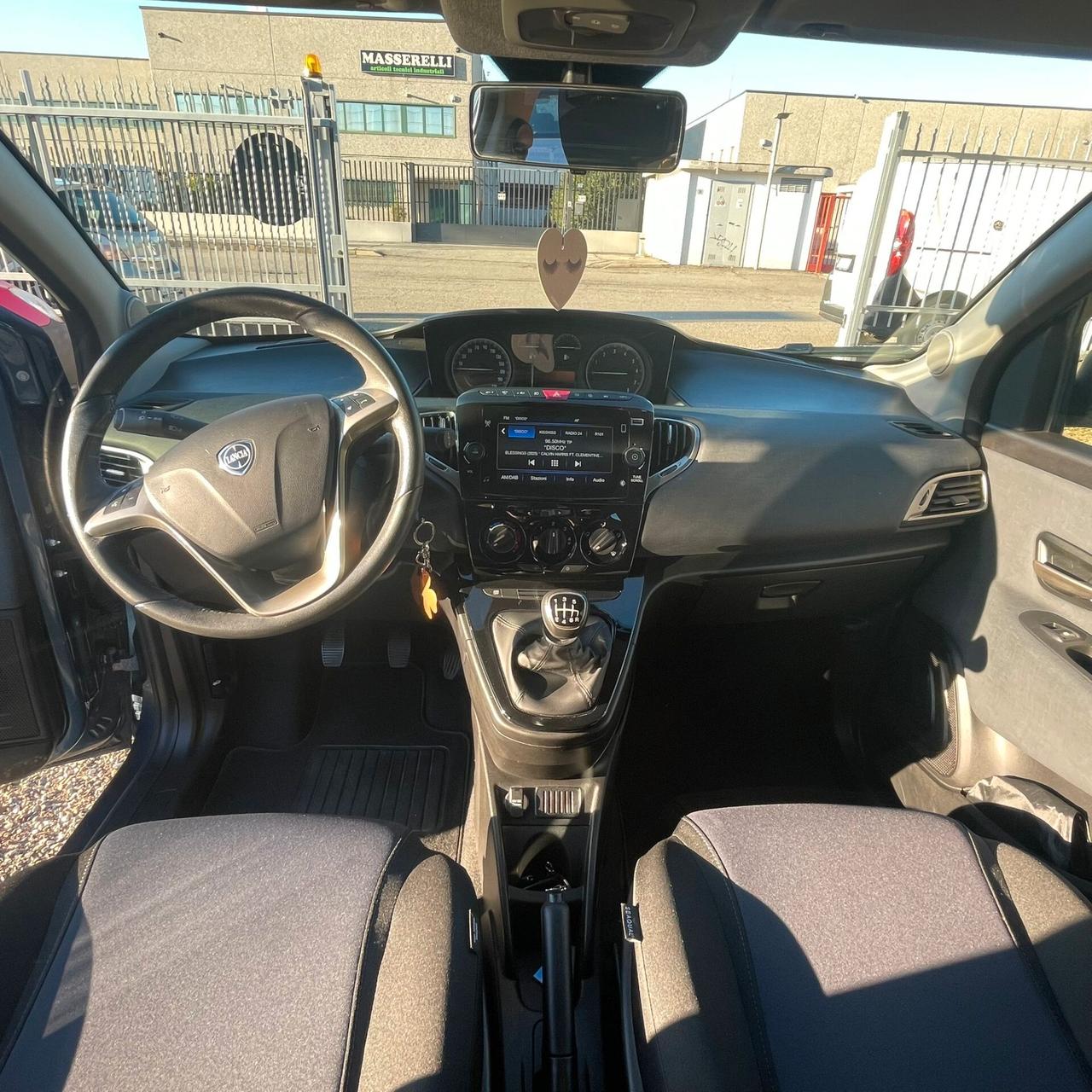 Lancia Ypsilon 1.0 FireFly 5 porte S&S Hybrid Ecochic Silver