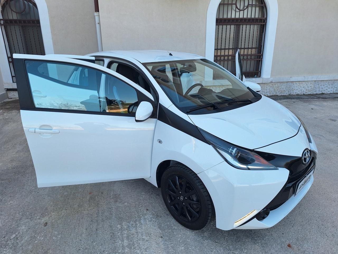 Toyota Aygo 1.0 69 CV 5 porte x-play RETROCAMERA FULL