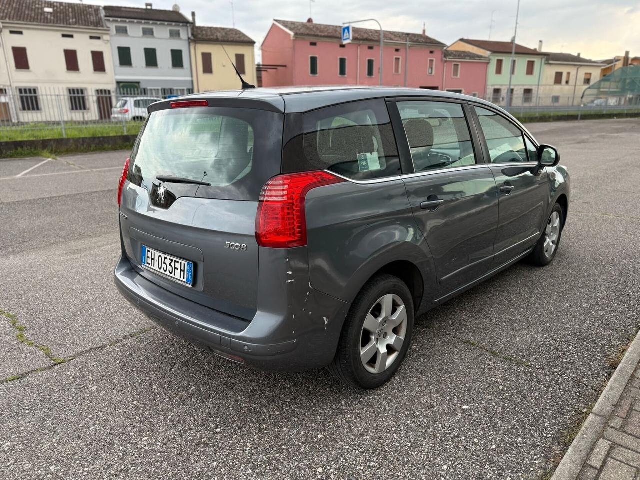 Peugeot 5008 1.6 HDi 112CV cambio robotizzato Tecno