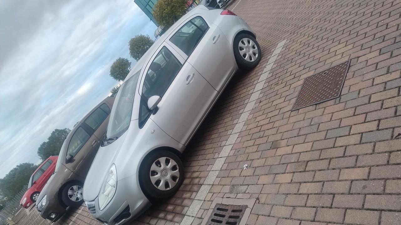 Opel Corsa 1.4 16V 5 porte Cosmo