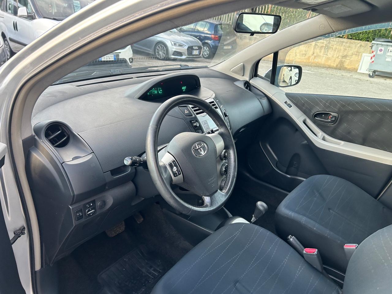 Toyota Yaris 1.3 5 porte cambio automatico 120000km