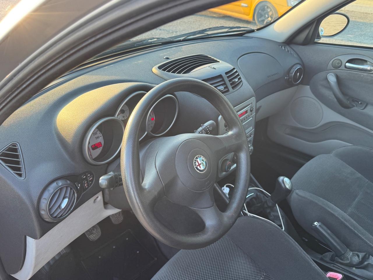 Alfa Romeo 147 1.6i 16V Twin Spark cat 5p. Distinctive