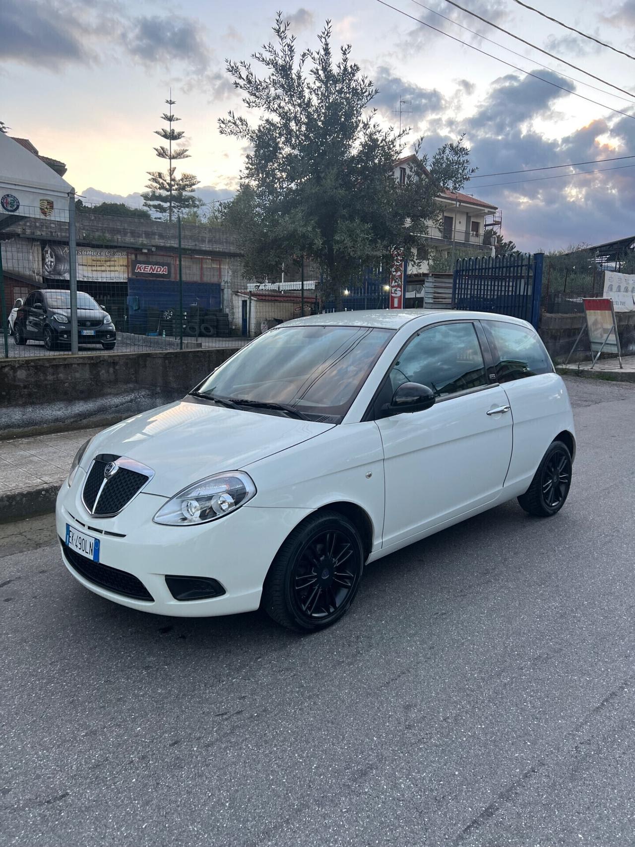 Lancia Ypsilon 1.3 MJT 75 CV Unyca