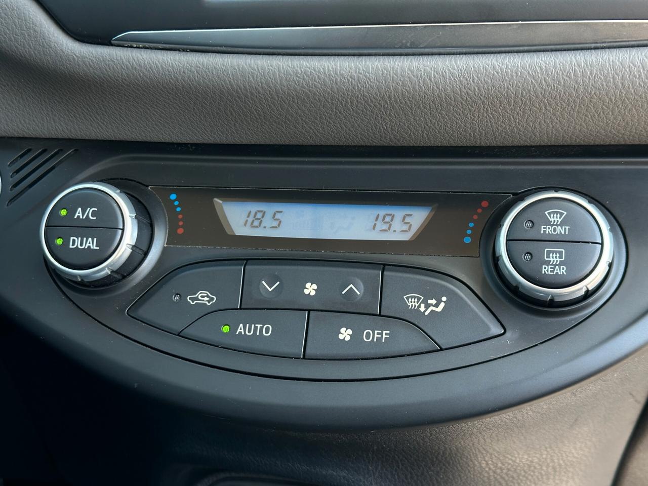 TOYOTA Yaris 1.5 Hybrid 5 porte Business