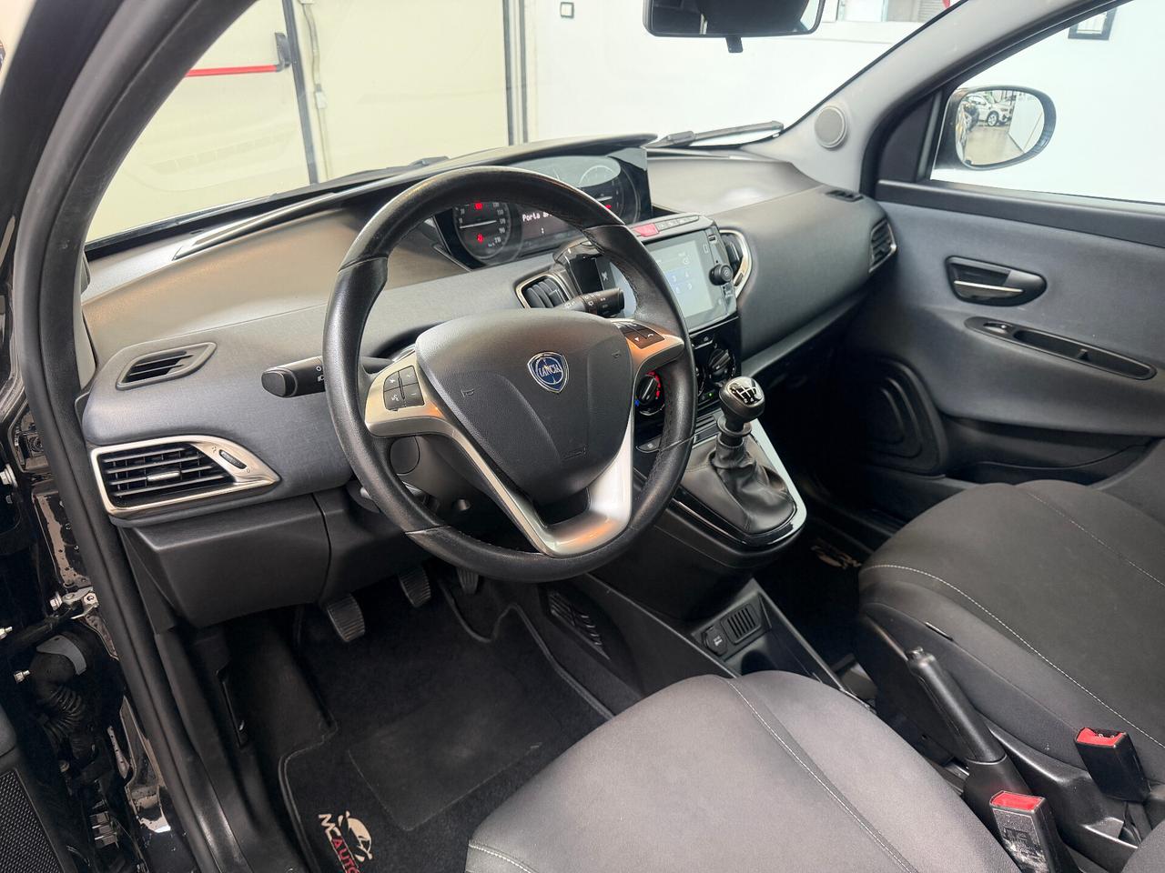Lancia Ypsilon 1.0 FireFly 5 porte Posti S&S Hybrid Ecochic Gold