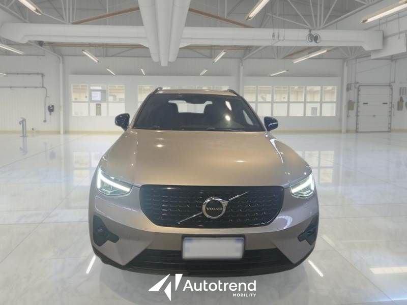 Volvo XC40 Recharge T4 129+82 CV Plug-In Hybrid Automatica Recharge Ultimate Dark N1 Autocarro