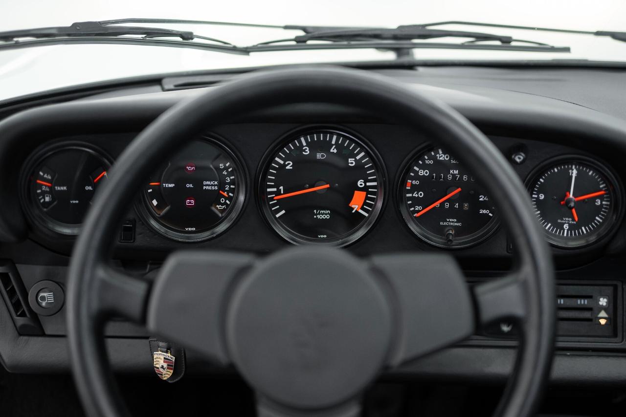 Porsche 911 Carrera 3.2 Cabriolet