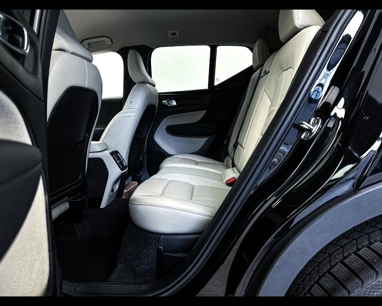 VOLVO XC40 (2017-->) - XC40 T2 Geartronic Momentum Pro N1
