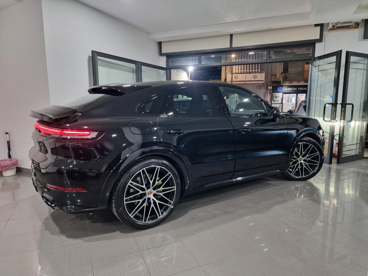Porsche Cayenne Coupé 3.0 V6 E-Hybrid Iva esposta.