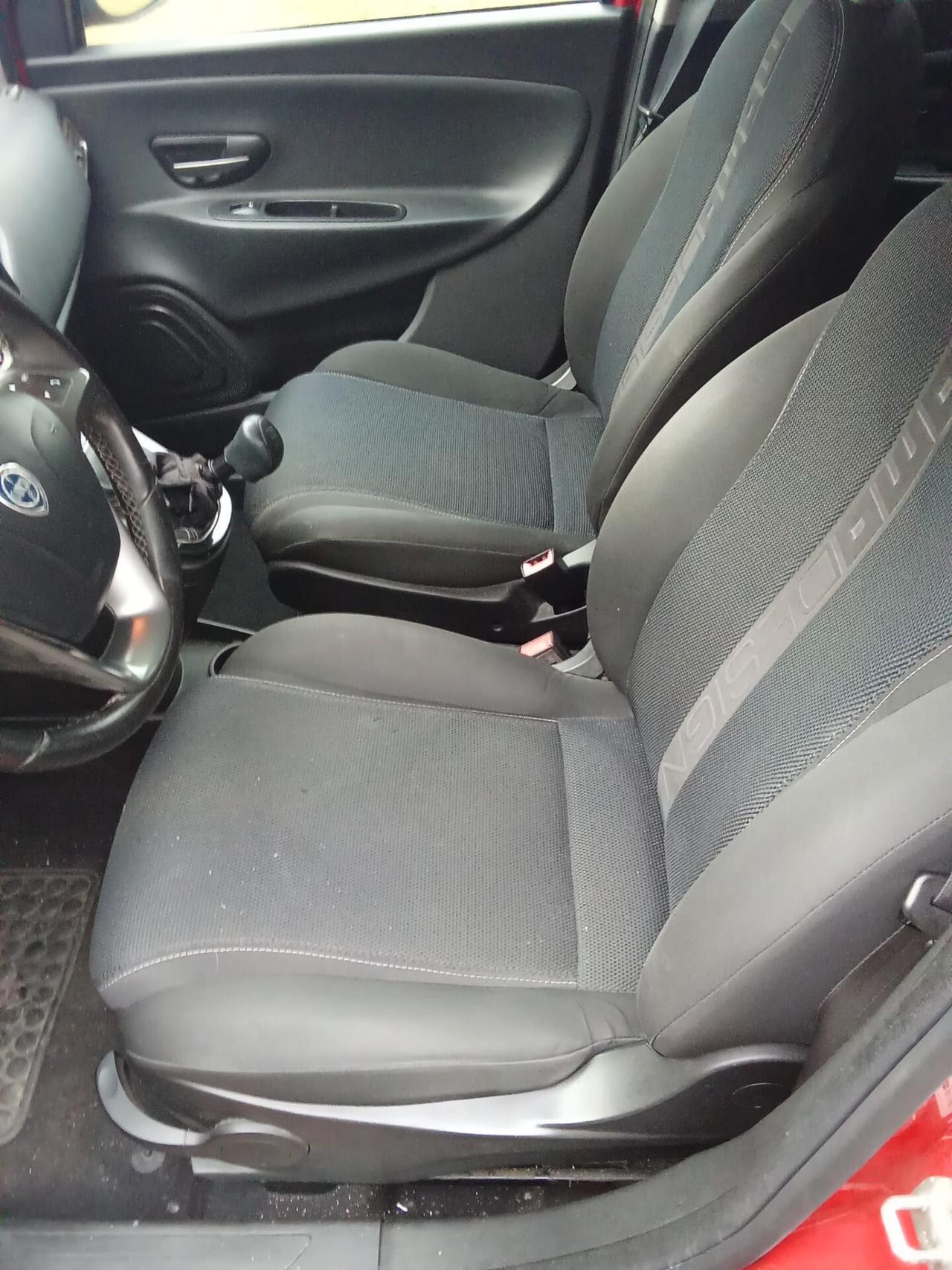 Lancia Ypsilon 1300 multijet rossa e nera