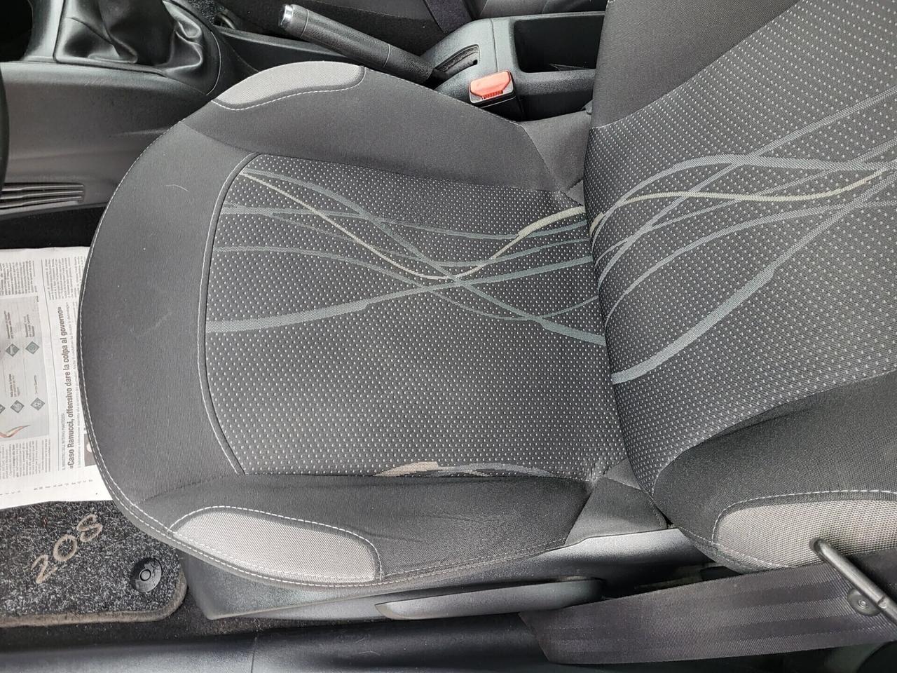 PEUGEOT 208 1,4 HDI-UNICO PROPRIETAR-4 REVISIONI