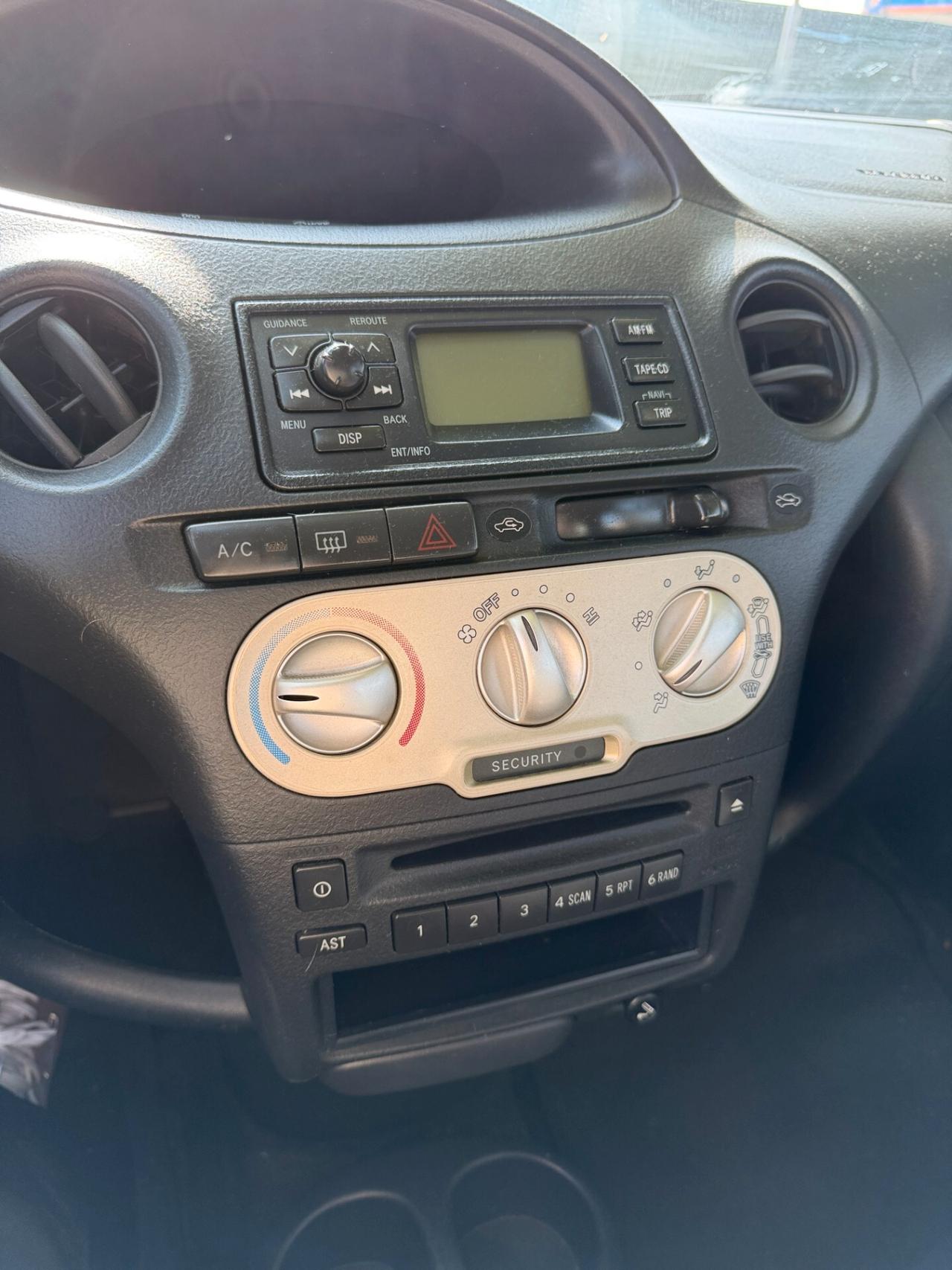 Toyota Yaris 1.0i 16V cat 5 porte Sol