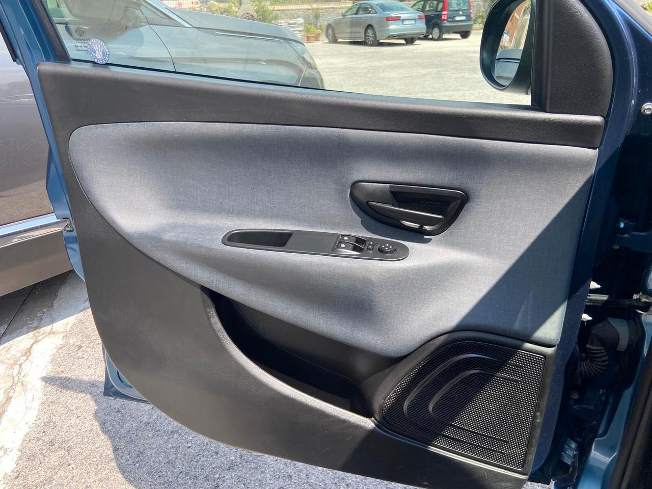 Lancia Ypsilon 1.0 Hybrid 5 porte Gold 2023