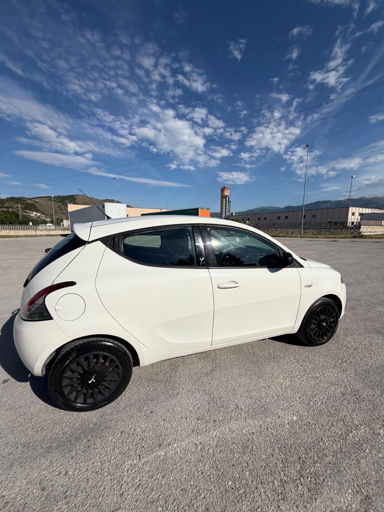 Lancia Ypsilon 1.2 69 CV 5 porte Silver